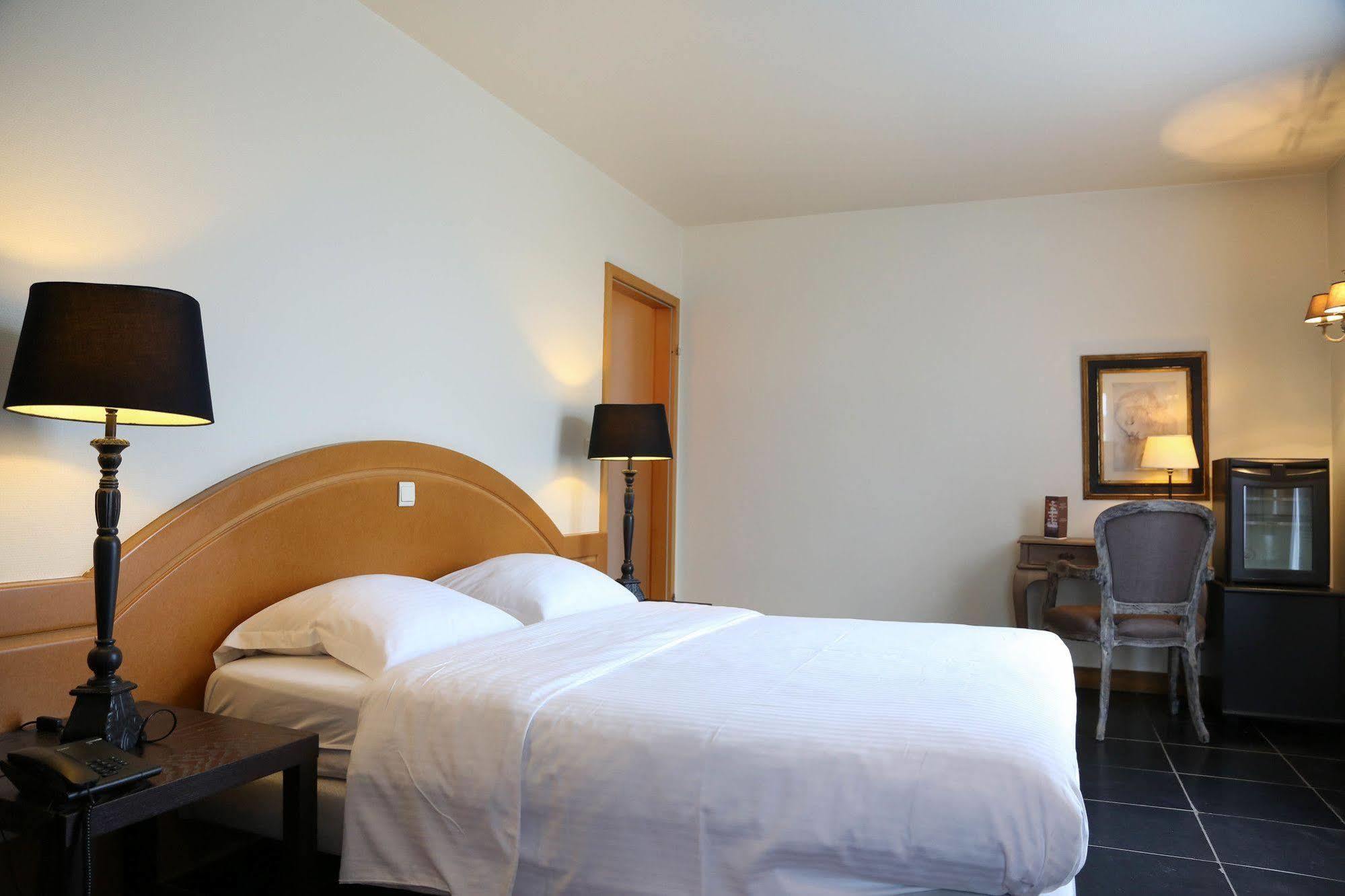 Aparthotel Le Manoir Du Capitaine Feluy Екстериор снимка